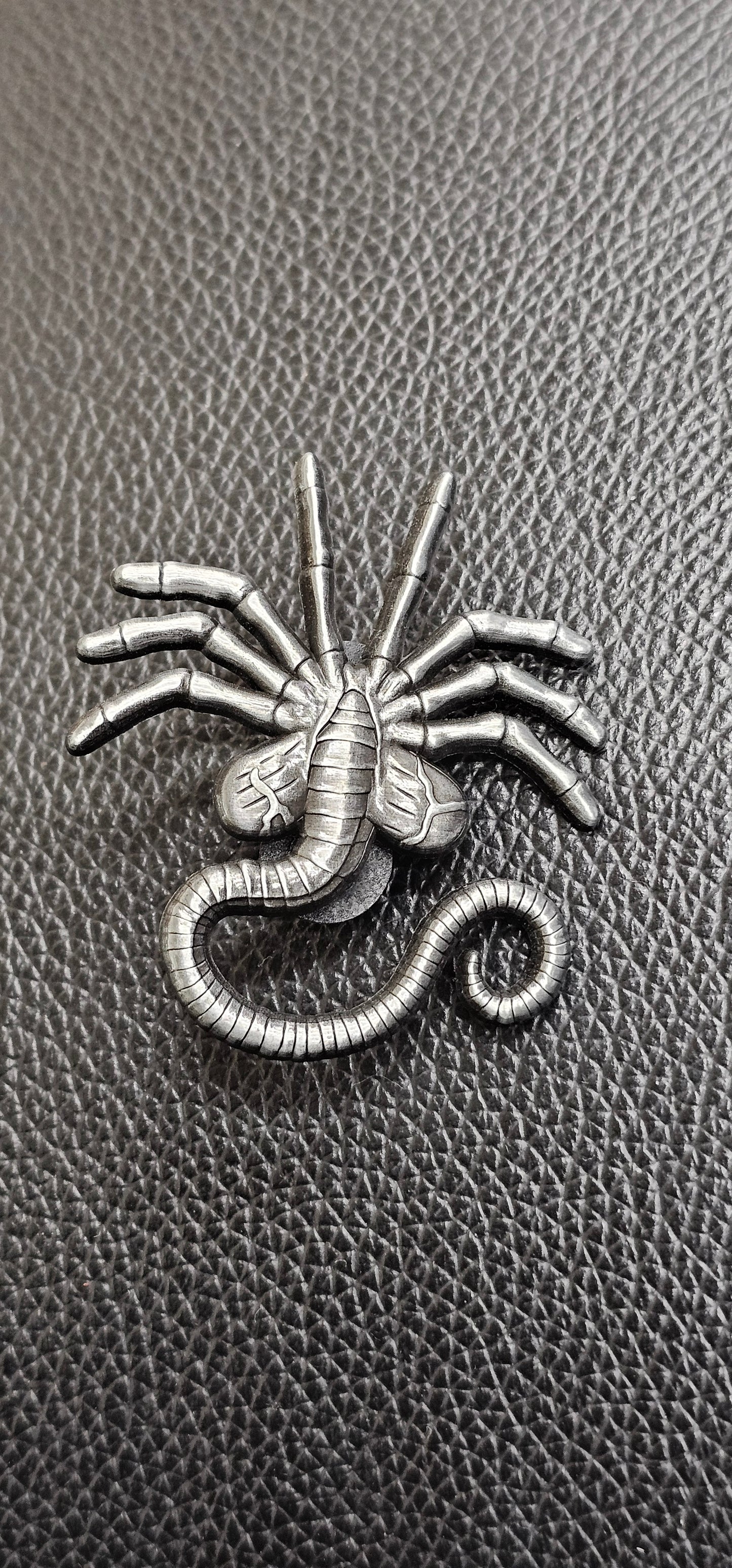 Facehugger antique silver