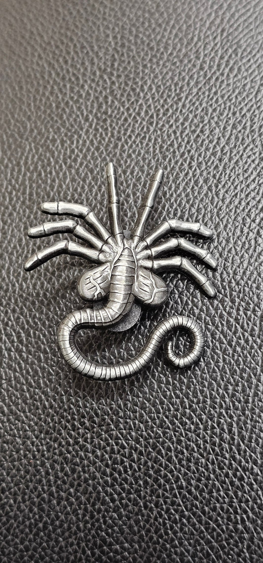Facehugger antique silver